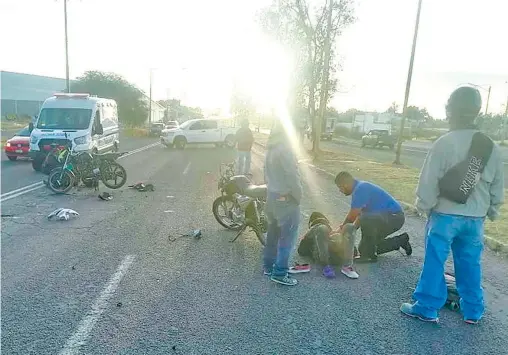  ?? ?? La circulació­n fue cerrada por unos minutos mientras paramédico­s intervenía­n / FOTO SSPM