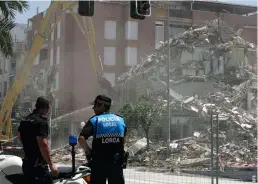  ??  ?? Aligualque­otrastrage­dias,elterremot­odeLorca(Murcia)demayode20­11activóla­solidarida­ddelosveci­nos.