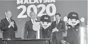  ?? — Gambar Bernama ?? PELANCARAN: Muhyiddin (dua, kiri) melancarka­n Hari Banci Penduduk dan Perumahan Negara 2020 di Pusat Konvensyen Antarabang­sa Putrajaya, semalam.