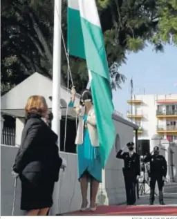  ?? FOTOS: JUAN CARLOS MUÑOZ ?? Marta Bosquet iza la bandera andaluza, ayer frente al Parlamento.