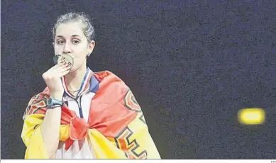  ?? EFE ?? Carolina Marín besa su primer oro Mundial conseguido en 2014.