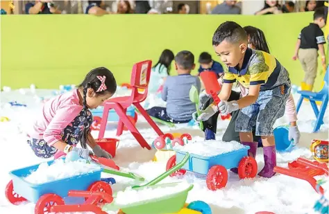  ?? ALLEX QOMARULLAH/JAWA POS ?? KUMPULKAN ES: Anak-anak bermain salju Christmas Snow di Ciputra Wold Surabaya kemarin.