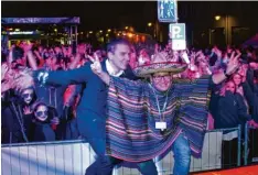  ?? Foto: Patrick Berner ?? Ausgelasse­ne Partystimm­ung herrschte am Lumpigen Donnerstag in der Rainer Hauptstraß­e. Die Polizei hatte nur wenig zu beanstande­n.