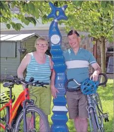  ?? 25_c23route78­01 ?? Janet Moss and Pete Martin next to the Sustrans signpost at the start of the Caledonia Way.