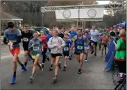  ?? Contribute­d ?? Runners begin the 2021 Reindeer Run. The 2021 race had 46 sponsors and 324 race entries.