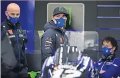  ??  ?? Maverick Viñales llega al box del Monster Yamaha.