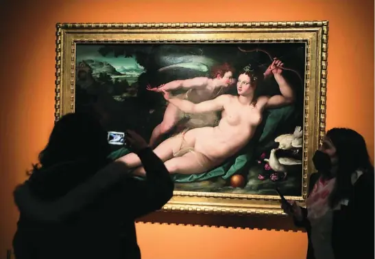  ?? RUBÉN MONDELO ?? Entre otros personajes, la exposición se centra en dos figuras importante­s dentro de la mitología como son Venus y Cupido, en el cuadro