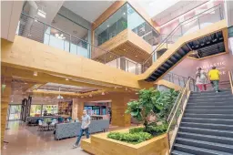  ?? STUART ISETT/THE NEW YORK TIMES 2017 ?? The main atrium of Microsoft’s office in Redmond, Wash. The tech giant will start letting more workers back into its headquarte­rs next week.