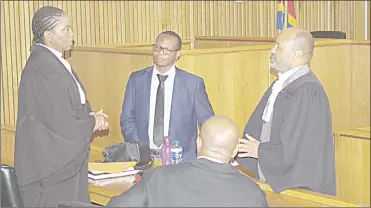  ?? ?? Acting Director of Public Prosecutio­ns Lomvula Hlophe (L) talking to lawyers Lucky Howe, Mzwandile Masuku and Professor Dlamini
