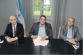  ??  ?? Firma. Rami Baitieh (Carrefour), Jorge Triaca, y Armando Cavalieri (SEC)