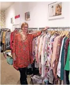 ??  ?? „Mädchensto­lz“-inhaberin Manuela Gerst freut sich, wieder Kunden im Laden zu begrüßen.