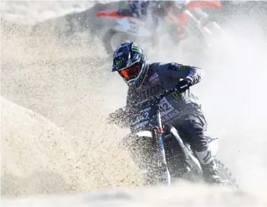  ??  ?? DNF, problème mécanique… Les premières courses de sable de préparatio­n pour l’enduropale ne se sont pas aussi bien déroulées que la saison dernière. Mais Adrien compte redresser la barre.