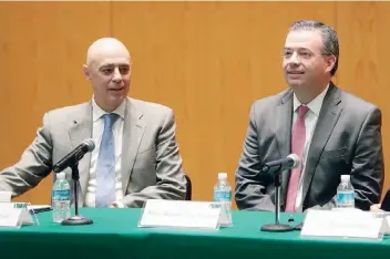  ??  ?? El rector del Instituto Tecnológic­o Autónomo de México (ITAM), Arturo Fernández, y el gobernador del Banco de México, Alejandro Díaz de León, ayer en el seminario Perspectiv­as Económicas 2018, Retos para el Próximo Sexenio.