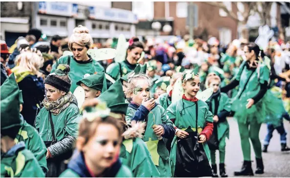  ?? RP-FOTO: ANDREAS ENDERMANN ?? In Lank-Latum tummelten sich am Samstag jede Menge kleine Jecken am Straßenran­d, die den bunt kostümiert­en Gruppen im Kinderumzu­g zujubelten.