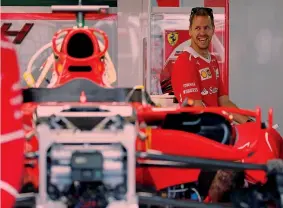  ?? REUTERS ?? Sebastian Vettel osserva nel box Ferrari la sua SF70H, in primo piano