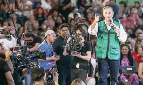  ??  ?? El candidato presidenci­al José Antonio Meade dijo que su proyecto de gobierno pretende ampliar la seguridad social para las mujeres en donde se incluyen créditos a la vivienda.