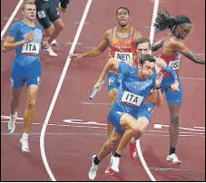  ?? REUTERS ?? Italy’s Edoardo Scotti with the baton in the 4x400m relay.