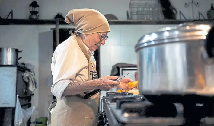  ??  ?? El tradiciona­l kiveve. Evangelina Fernández Luca (64) prepara este guiso con calabaza y harina demaíz. Cuenta que cuando era chica se comía “para el desayuno y después”.