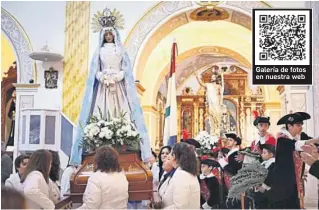  ?? ?? Encuentro entre las imágenes en el interior de la iglesia.