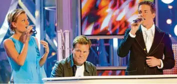  ?? Foto: Achim Scheideman­n, dpa ?? Dieter Bohlen machte „DSDS“zum Riesenerfo­lg. Allein das Finale der ersten Staffel der RTL‰SHOW sahen im März 2003 im Schnitt knapp 13 Millionen Zuschauer. Damals gewann Alexander Klaws (rechts) vor Juliette Schoppmann.