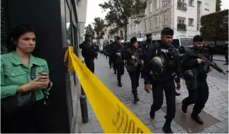  ?? ?? Déploiemen­t de policiers après l'attaque au couteau dans un lycée du nord de la France, le 13 octobre 2024.