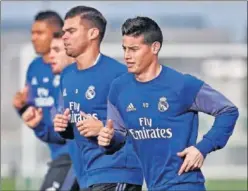  ??  ?? LISTOS. Pepe y James se entrenaron con el grupo y apuntan al Celta.