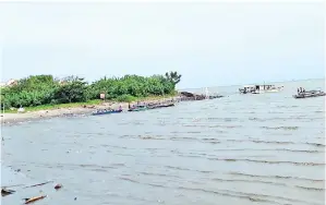  ??  ?? SEMBILAN jongkong, bot laju dan kapal motor dilihat berlabuh tanpa kebenaran di pantai Ba Zhong.