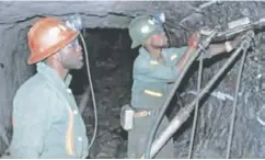  ??  ?? Zambian miners at work