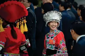  ??  ?? Il sorriso Una delegata, appartenen­te a una minoranza etnica nazionale, al suo arrivo alla Grande sala del popolo, a Pechino (Getty)