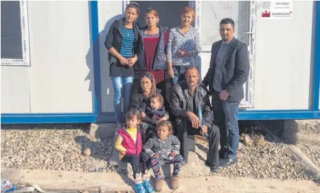  ?? FOTO: PR ?? Khaled Sulaiman Ali (sitzend) mit seiner Frau und sechs der sieben Kinder, rechts der Campleiter von Mam Rashan.