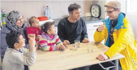  ?? ARCHIVFOTO: ANDY HEINRICH ?? „Wir brauchen noch eine zweite Kraft“: Mirko Meinel (rechts), der Integratio­nsbeauftra­gte für Kressbronn, Langenarge­n und Eriskirch, soll Unterstütz­ung bei seiner Arbeit bekommen.