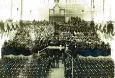  ?? Fotos: Stadtarchi­v Augsburg ?? Proben der Augsburger Liedertafe­l in der um 1900 erbauten Sängerhall­e am Wittels bacherpark, in der bis zu 6000 Menschen Platz fanden.