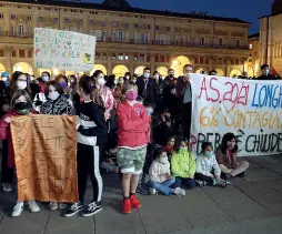  ??  ?? La manifestaz­ione Genitori, bambini e insegnanti, ieri pomeriggio, si sono ritrovati sul Crescenton­e per protestare contro la chiusura delle scuole