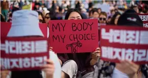  ??  ?? Fighting for their rights: Protesters demonstrat­ing against South Korean abortion laws in Gwanghwamu­n Plaza in Seoul last year. - AFP