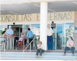  ?? ALBERTO DOMÍNGUEZ ?? Varias personas en la puerta de Consultas Externas del Juan Ramón.