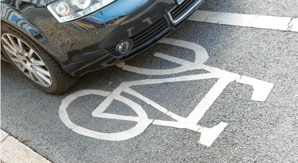  ?? Foto: Wolfgang Kumm, dpa ?? Das kann ab sofort teuer werden: Nicht nur Parken, sondern auch Halten ist auf Fahrradstr­eifen verboten. Vor allem innerorts müssen Autofahrer neue Regeln beachten.