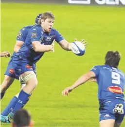  ?? Photo Icon Sport ?? Tom Staniforth, ici servi par Santiago Arata, sera un des fers de lance des Castrais face à l’UBB, dans un match que les Tarnais aborderont sans pression.