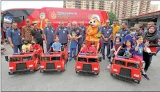  ?? — Bernama photo ?? Mohammad Hamdan (centre) pose with visitors at the Kuala Lumpur Fire Prevention Organisati­on at the Hang Tuah Fire and Rescue Station yesterday.