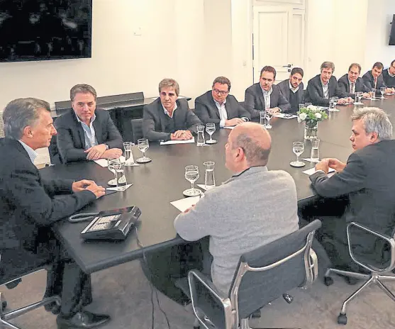  ?? Presidenci­a ?? Antes de viajar a Canadá, Macri reunió al equipo económico y lo felicitó por el acuerdo con el FMI