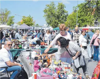  ?? FOTO: BIANKA ROITH ?? Zahlreiche Besucher schauten sich auf dem Flohmarkt um.