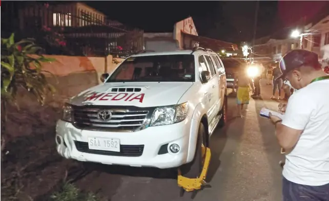  ?? FOTO GRABBED FROM CCTO’S FACEBOOK PAGE ?? NO EXCEPTION. Members of the Cebu City Transporta­tion Office clamp a vehicle belonging to a government­owned television network as the traffic office goes after violators who defy the prohibitio­n on overnight parking.