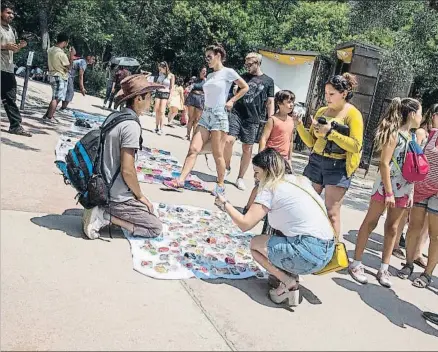  ?? MANÉ ESPINOSA ?? Vendedores ambulantes vendiendo su mercancía en el Park Güell