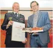  ?? FOTO: ROLAND RAY ?? 46 Jahre im aktiven Feuerwehrd­ienst: Reinhold Maier (l.) ist von OB Ingo Bergmann mit der Josef-KerlerEhre­nmedaille ausgezeich­net worden.