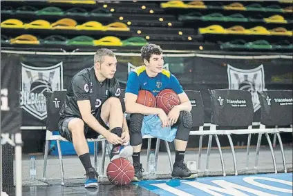  ?? FOTO: ACB PHOTO ?? Darío Brizuela, a la derecha, conversa con Javi Salgado en Miribilla, en los prolegómen­os de un Bilbao Basket-Estudiante­s