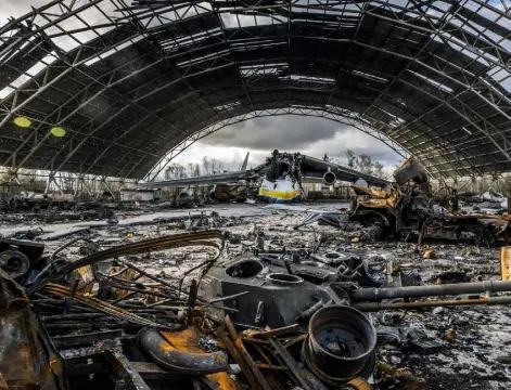  ?? Photos by Daniel Berehulak, © The New York Times Co. ?? The wreckage of Mriya, the world's largest cargo aircraft, litters the Antonov airfield in Hostomel, near Kyiv, Ukraine.