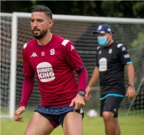  ?? SAPRissA PARA ln ?? Los jugadores Marvin Angulo y Mariano Torres son dueños del medio campo en la zona de creación.