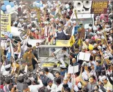  ?? AJAY AGGARWAL /HT PHOTO ?? Chief minister Arvind Kejriwal during a roadshow at Shalimar Bagh on Wednesday.