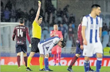  ??  ?? SANCIONADO. Juanmi es amonestado por Undiano Mallenco en el derbi ante el Eibar en Anoeta.