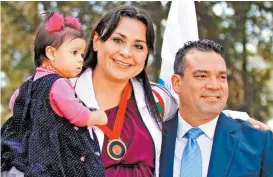  ??  ?? Damaris Aguirre con su esposo e hija