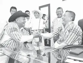  ?? LÓPEZ/EL HERALDO DE CHIAPAS /ISAÍ ?? El alcalde Santos, durante una reunión con el diputado indígena Mario Santíz, presidente de la Comisión de Pueblos Indígenas